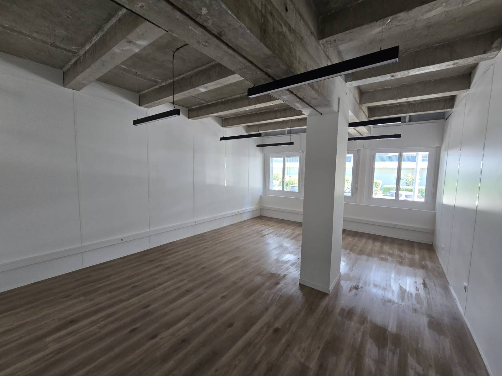 Aménagement de placards de bureau sur-mesure Marseille dans les Bouches-du-Rhône