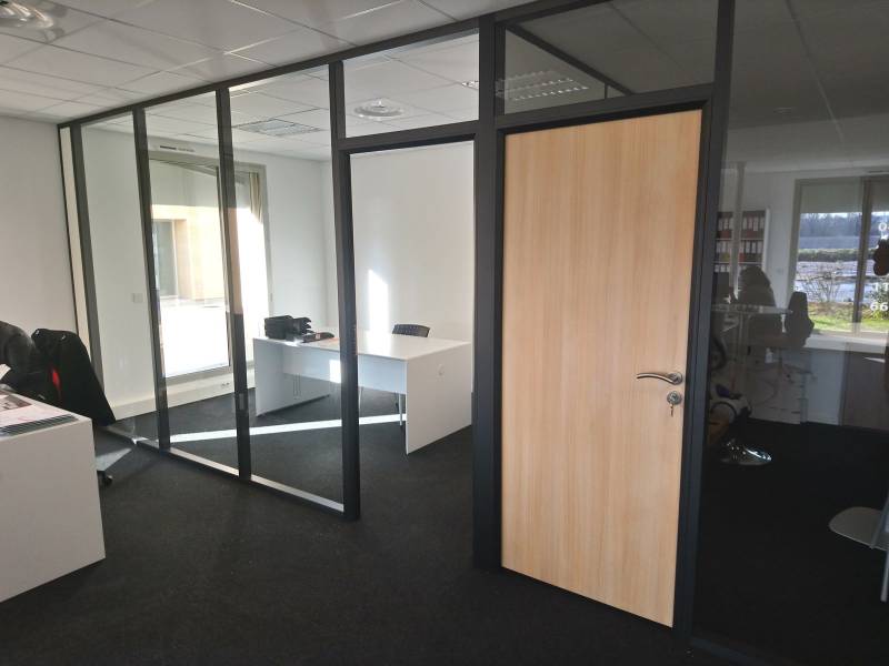 Cloison vitrée toute hauteur classique pour entreprise Aix