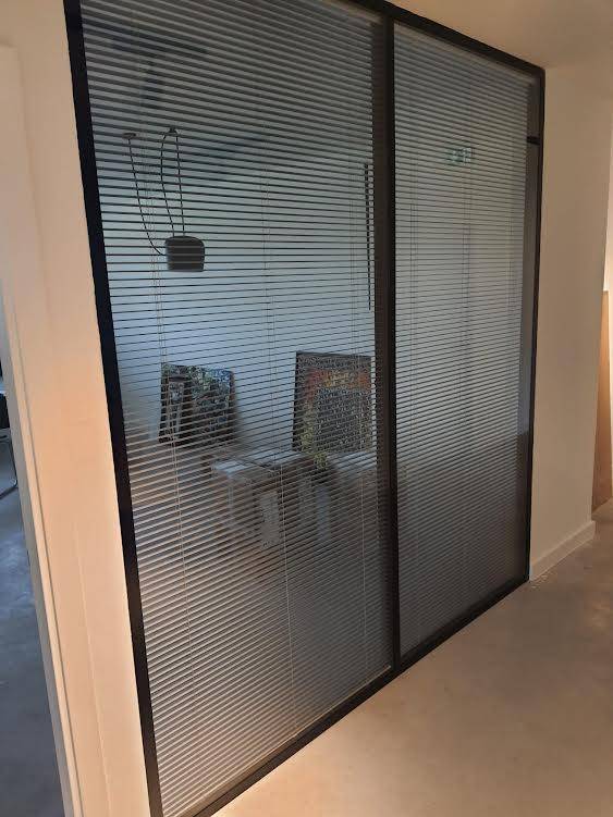 cloisons amovibles vitrées avec stores intégrés à La Valentine Marseille