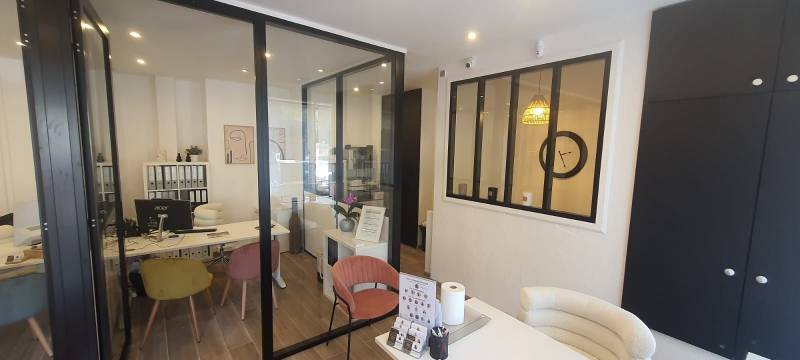 Pose de cloisons vitrées amovibles chez Agence Immobilière les 3agences à Cavalaire