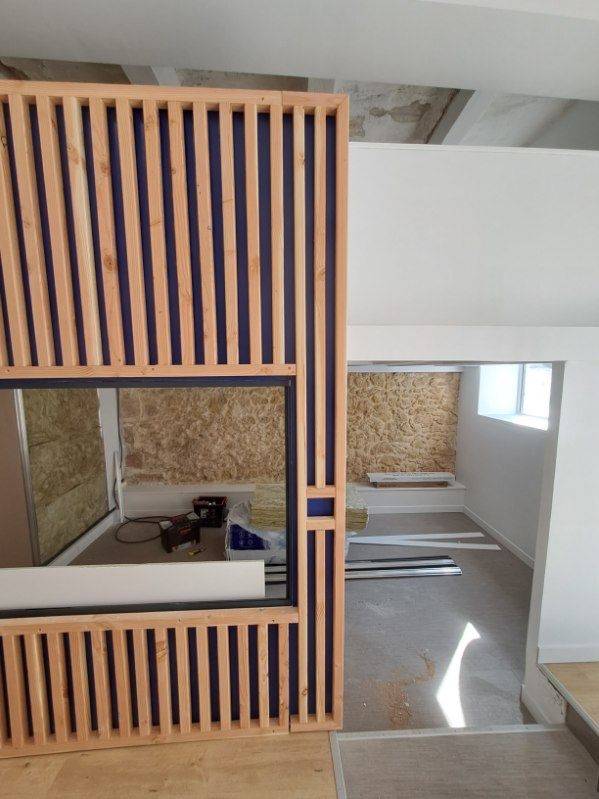 Installation de cloisons amovibles habillage claustra chez MMA à Marseille