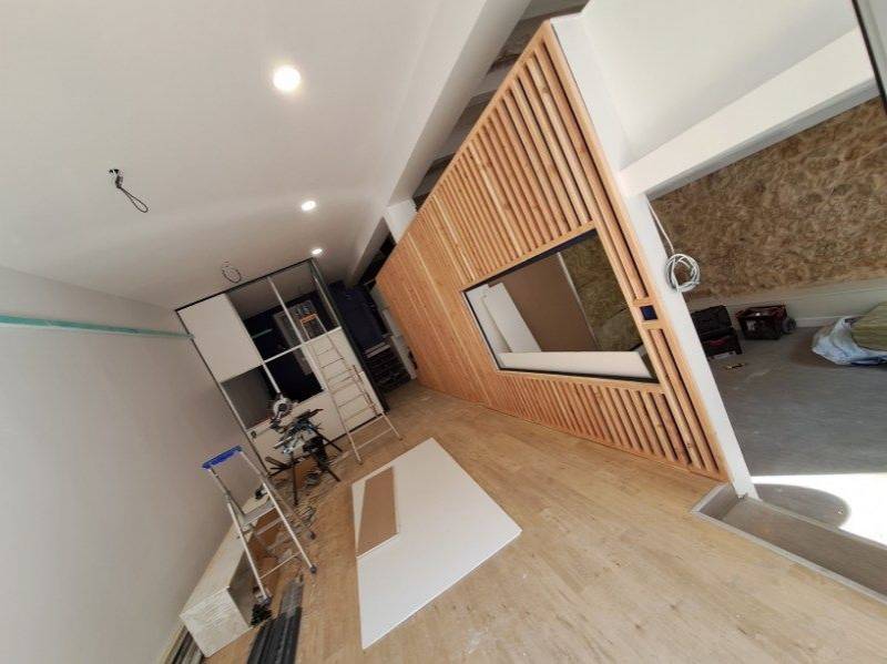 Installation de cloisons amovibles habillage claustra chez MMA à Marseille