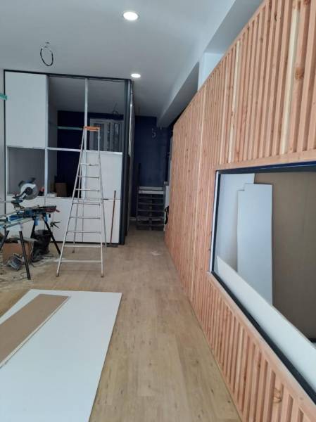 Installation de cloisons amovibles habillage claustra chez MMA à Marseille