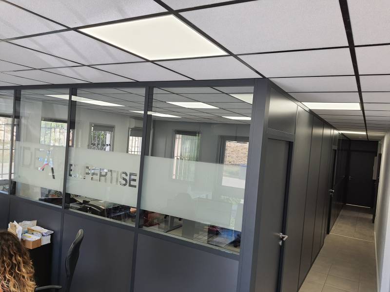 Pose de cloisons vitrées avec stores intégrés à Aix