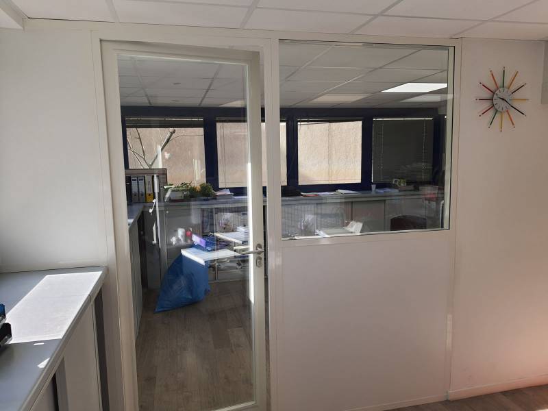 Installation de cloisons semi-vitrées toute hauteur dans les bureaux de la mutuelle France Maritime à Marseille