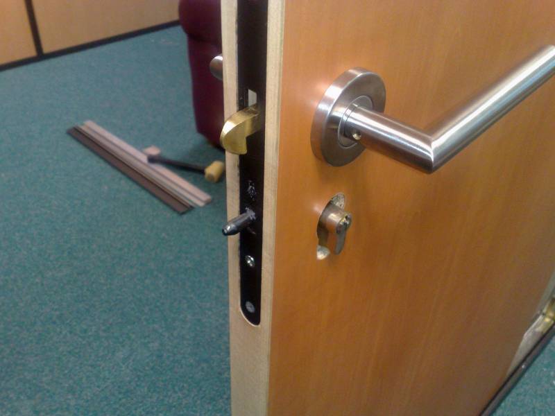 Installation de porte pour cloison amovible de bureaux à Aix en Provence