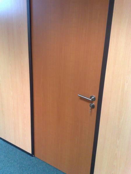 Installation de porte pour cloison amovible de bureaux à Marseille