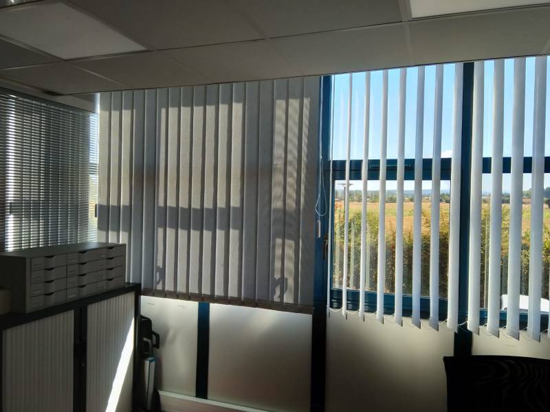 Installation de stores californiens sur le site de Sully Group à Aix en Provence