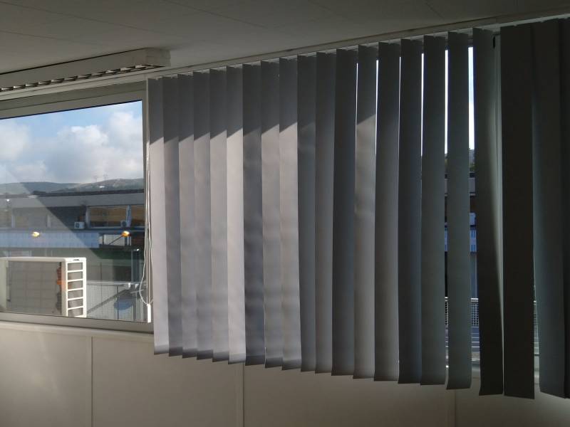 Installation de stores californiens sur mesure entreprise sur Aix en Provence