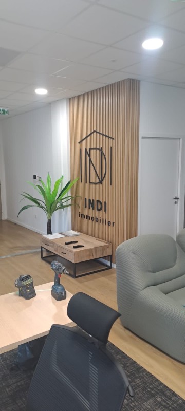 Pose de cloison amovible style Atelier dans les bureaux de INDI IMMO situé à Aix en Provence 