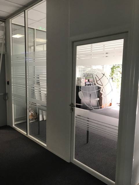 Pose de cloison vitrée toute hauteur classique pour entreprise sur Aix par Nation Cloison