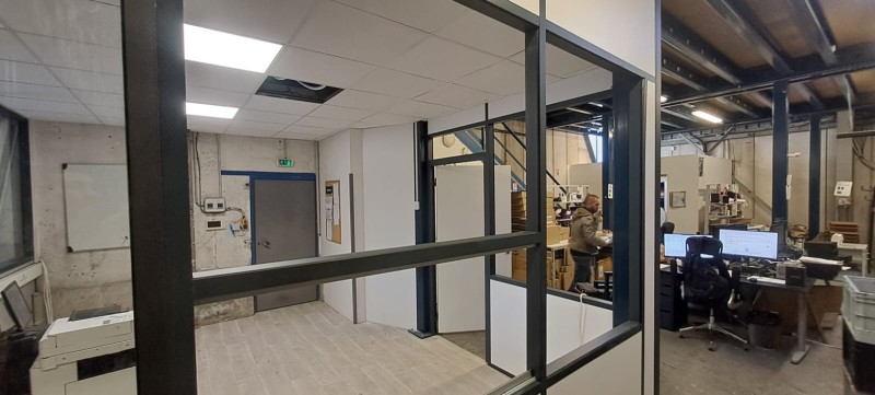 Création d’un bureau cloisons amovibles et faux plafond dans un atelier industriel à Aubagne