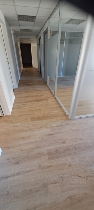  Rénovation de sol pour bureaux professionnels à Bordeaux : Pose de lames en PVC clipsées sur moquette existante