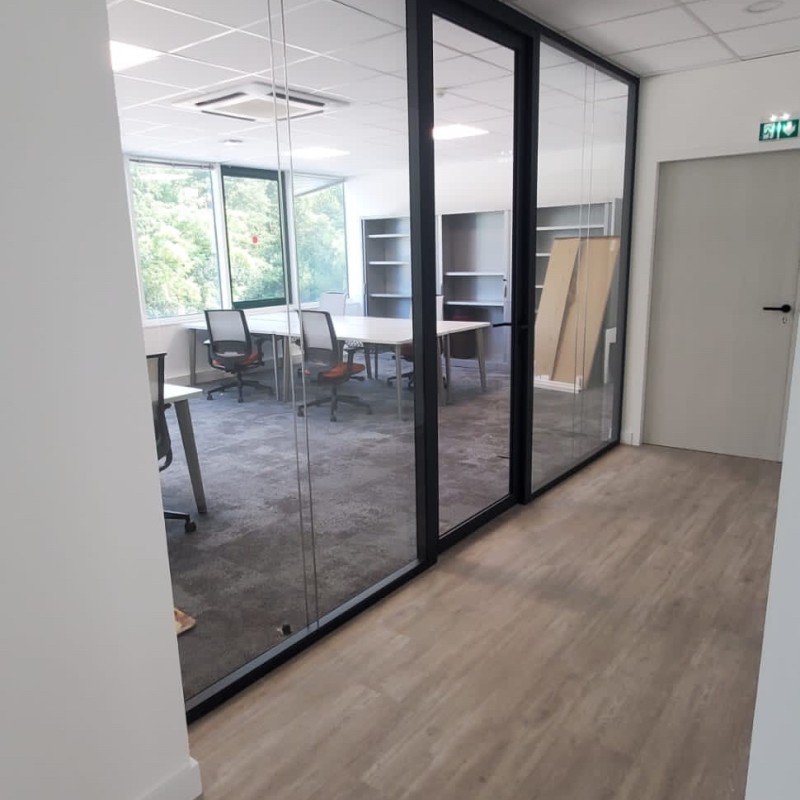 Pourquoi choisir une cloison vitrée bord-à-bord dans vos bureaux à Bordeaux ?