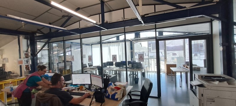 Chantier aménagement de  bureaux cloisons modulables chez Azur Connect à Carnoux près d’Aix en Provence