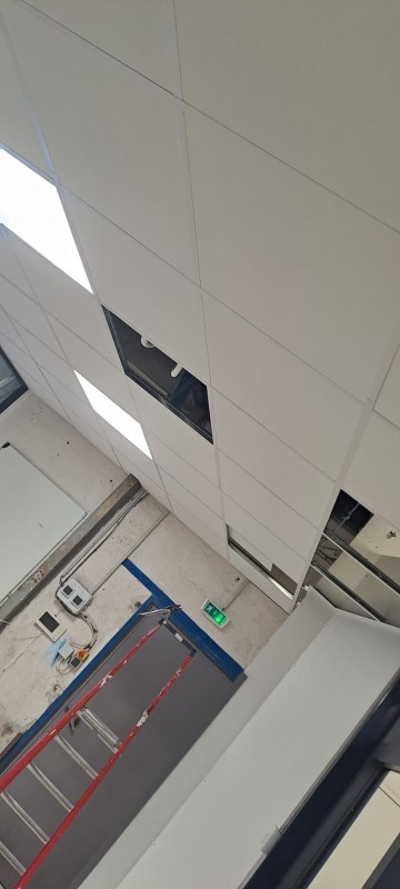 Création d’un bureau cloisons amovibles et faux plafond dans un atelier industriel à Aubagne