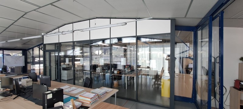 Chantier aménagement de  bureaux cloisons modulables chez Azur Connect à Carnoux près d’Aix en Provence
