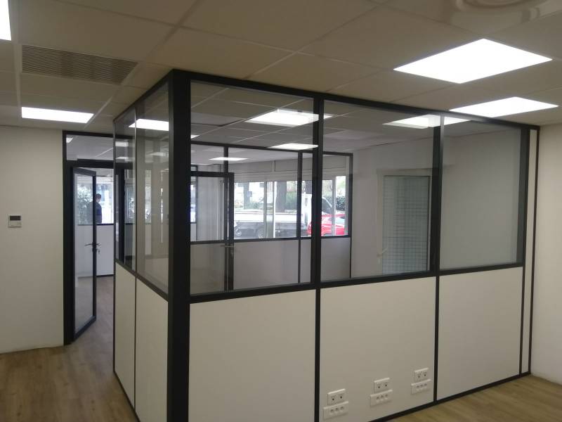 Cloison amovible semi-vitrée pour bureaux professionnels à Aix en Provence