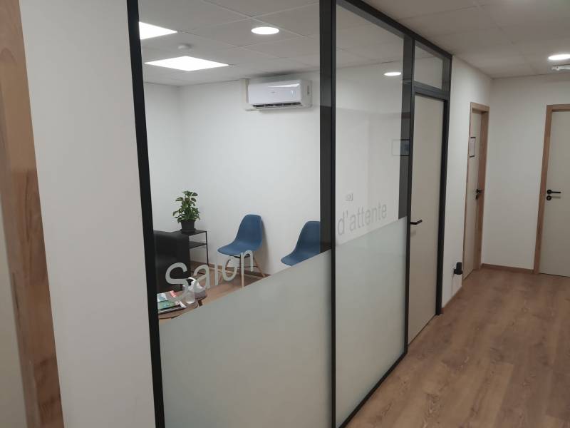 loison vitrées sablées dans le centre médical Corderie à marseille