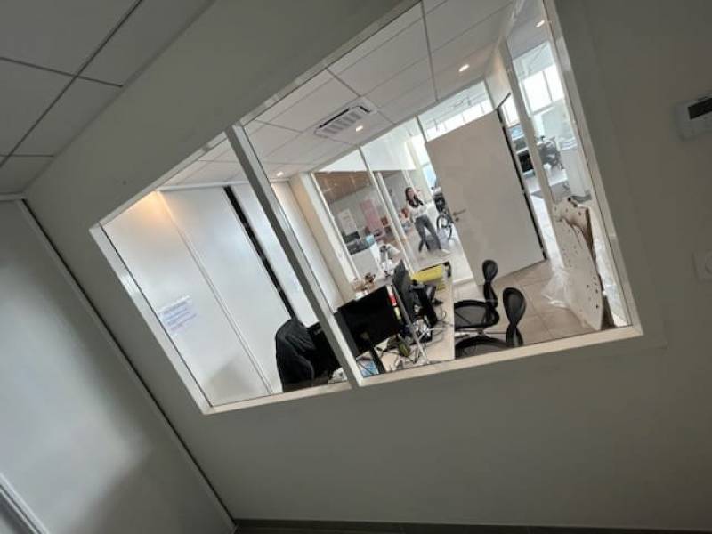 Cloison amovible vitrée pour bureaux professionnels Marseille Nation Cloison