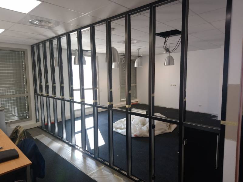 Aménagement de locaux pose de cloison style verriere  pour le groupe GFI à Aix en Provence