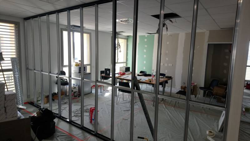 Chantier pose de cloison vitrée verriere type atelier