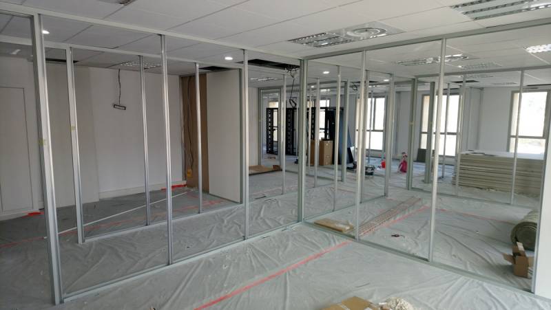 Aménagement de locaux , pose de cloisons vitrées toute hauteur pour le groupe GFI à Aix en Provence