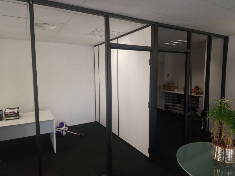 travaux d’aménagements de bureaux professionnels : pose de cloisons amovibles vitrées chez JUBIL Interim à Aix en Provence