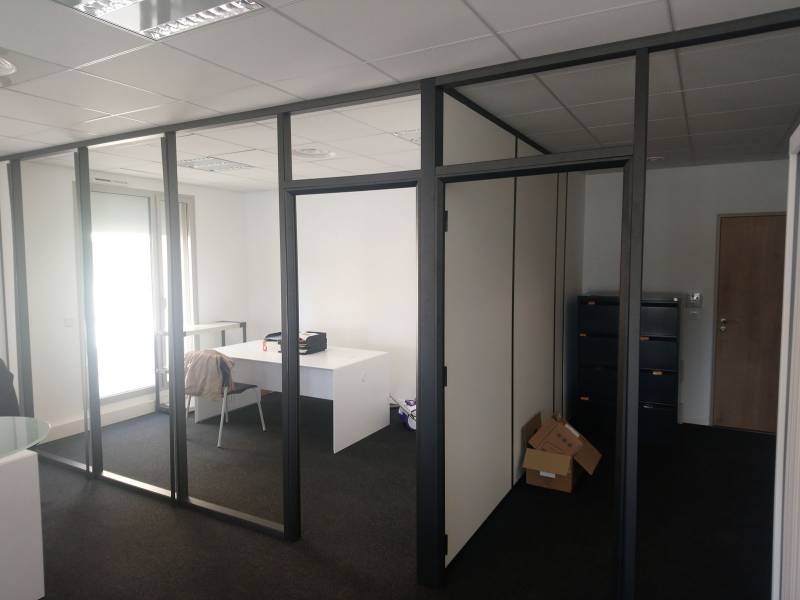 travaux d’aménagements de bureaux professionnels : pose de cloisons amovibles vitrées à Aix en Provence