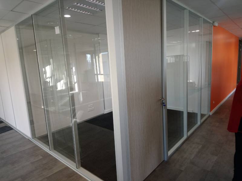 Aménagement de locaux , pose de cloisons vitrées toute hauteur et porte pleinepour le groupe GFI à Aix en Provence