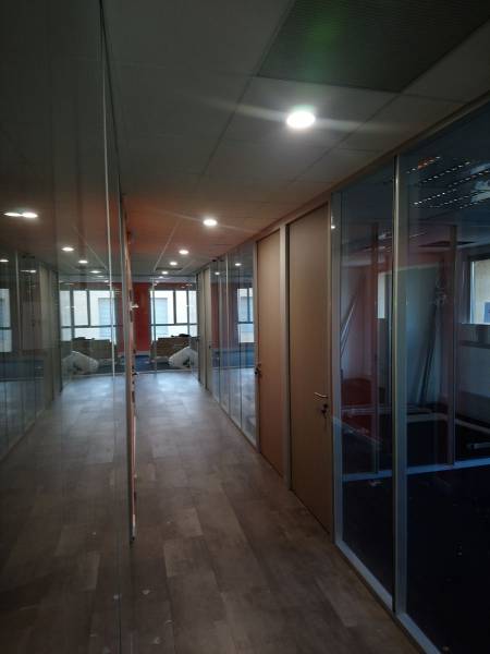 Aménagement de locaux , pose de cloisons vitrées toute hauteur pour le groupe GFI à Aix en Provence