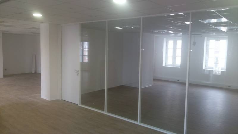 Cloison bureaux locaux et sol plafond en harmonie avec votre sol PVC imitation parquet à Marseille