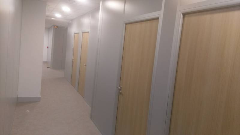 Entreprise installation de porte pleine pour cloison amovible de bureau amovible à Marseille