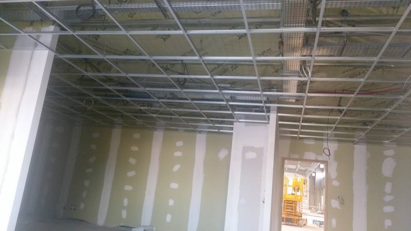 Creation d'un faux plafond dalle minieral dans une usine à Orleans