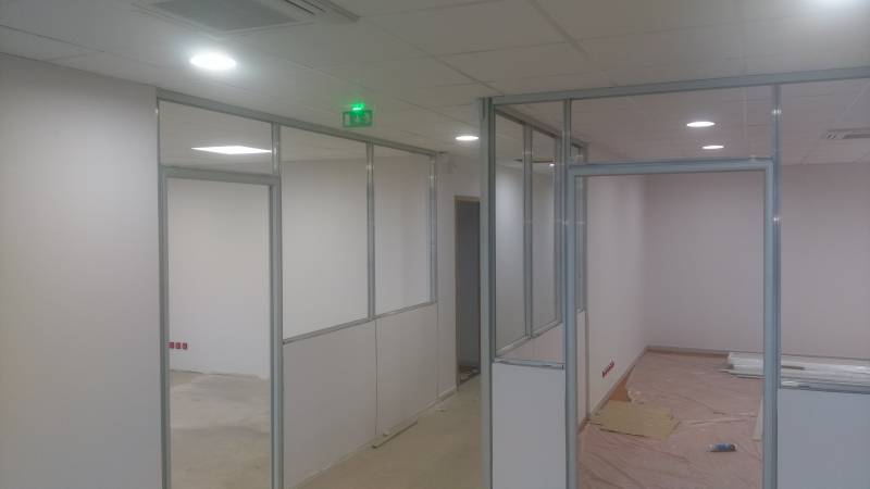 Remplissage de structure aluminium par des panneaux revetu et lessivable dans une usine au canet des mores