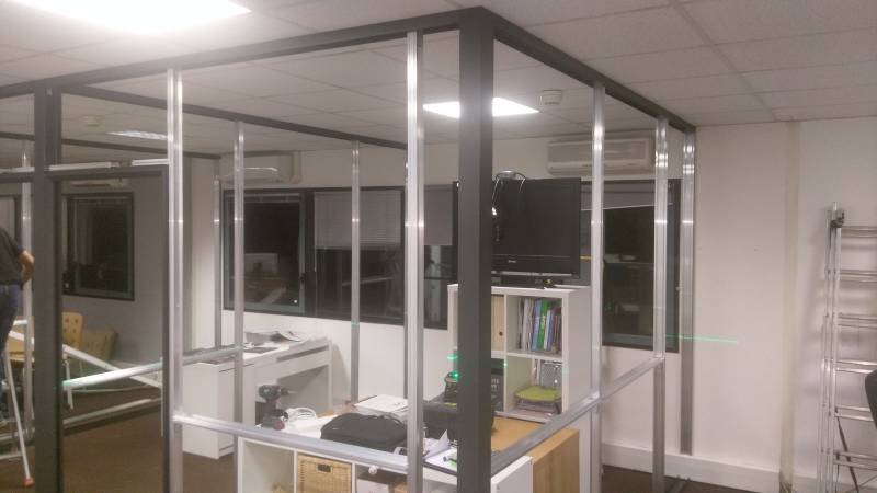 Réalisation et aménagement d'un bureau cloisonnement semi vitrée pour la société GMC à Aix en Provence