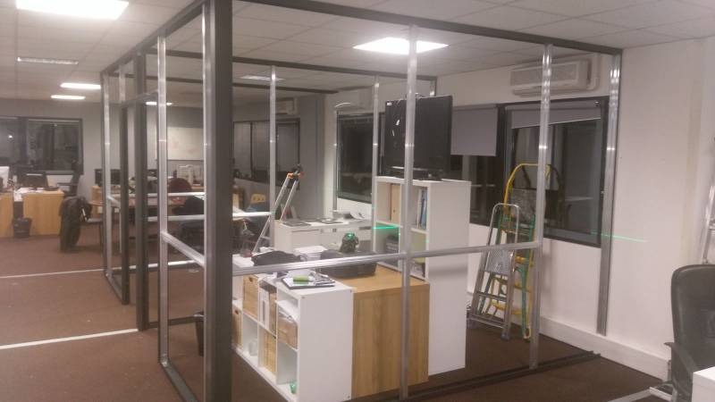Réalisation et aménagement d'un bureau cloisonnement semi vitrée pour la société GMC à Vitrolles