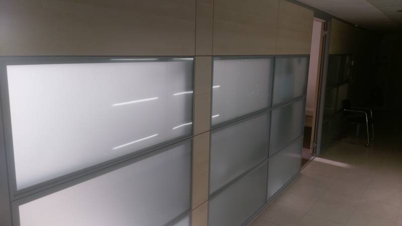 Cloison vitre et decorative en panneaux bois a aubagne