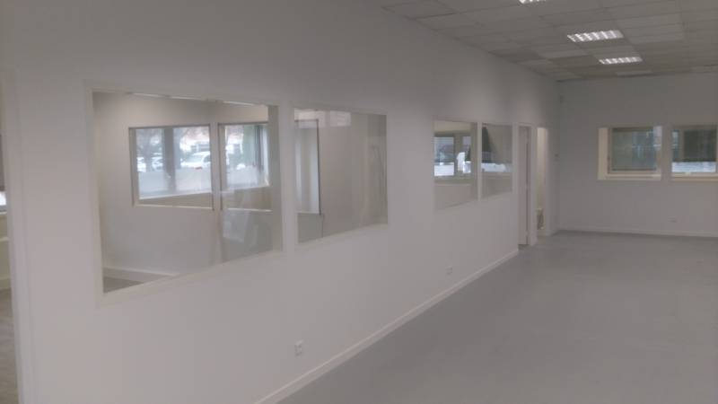 Creation de chassis double vitrage dans une cloison placoplatre de 100 mm d epaisseur a marseille