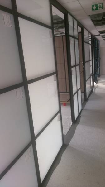 Cloisons amovibles vitrées sablées démontables toute hauteur à Monaco