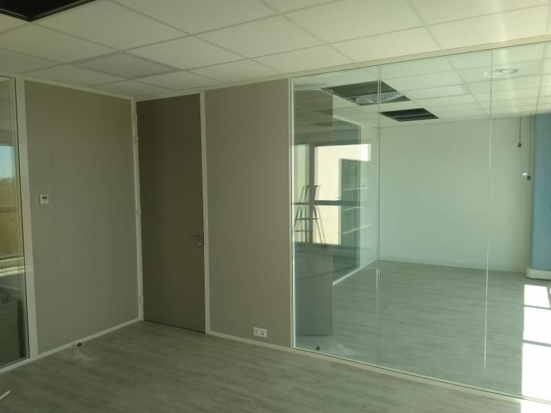 Cloison amovible vitrée bord à bord avec isolation phonique