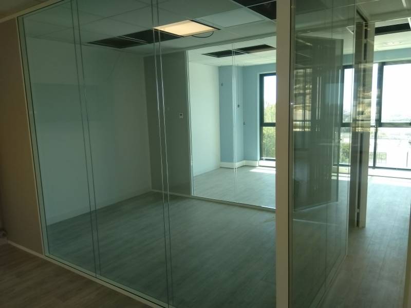 Agencement de bureau avec cloison vitrée toute hauteur bord à bord