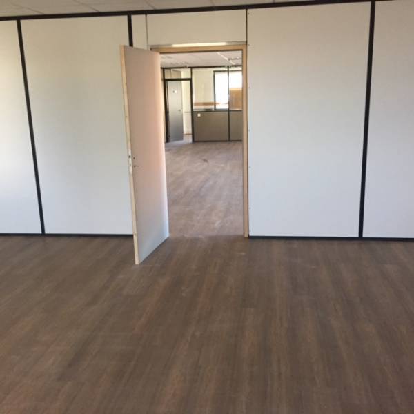 Adaptation d un bloc pirte dans une cloison aluminium et son sol renove a toulouse