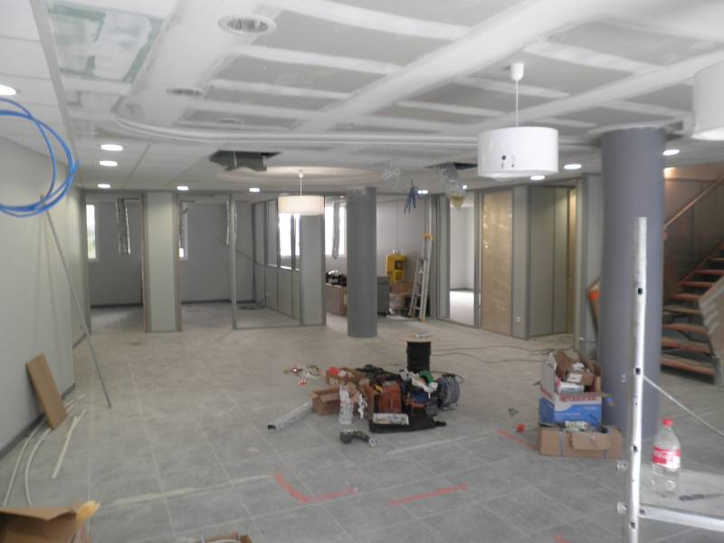 ce plafond en plaque de platre BA13 en finition avant peinture avec ces enduits à Nantes