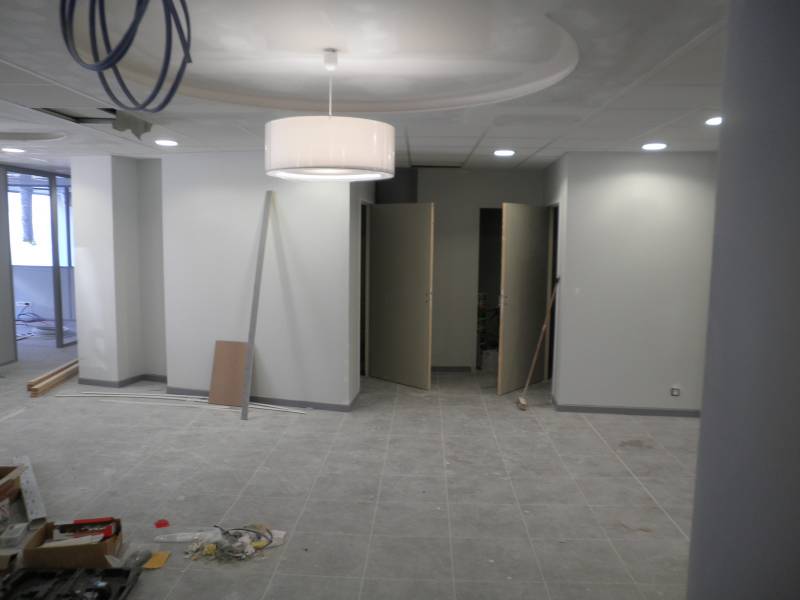 un effet arrondi en plaque de platre BA13 entourer par un plafond en dalle à Nantes