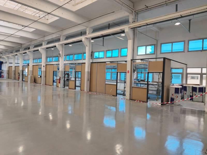 ransformation complète d’un entrepôt en plateau de bureaux avec des cloisons amovibles à Marignane
