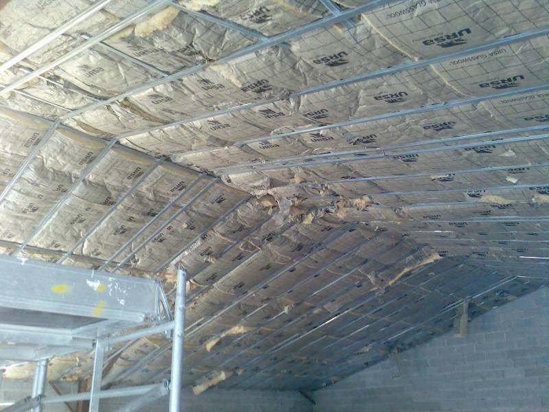 mise en place de laine de verre sur une ossature sous toiture à Lyon