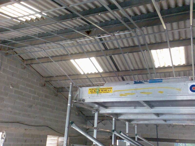 isolation par faux plafond placoplatre BA13 d'une toiture de grange pour future logement à Lyon