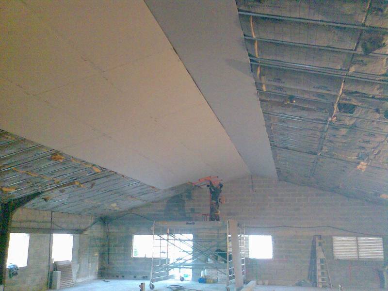 pose de plaque de placoplatre BA13 sous toiture apres l'isolant en laine de verre à Lyon