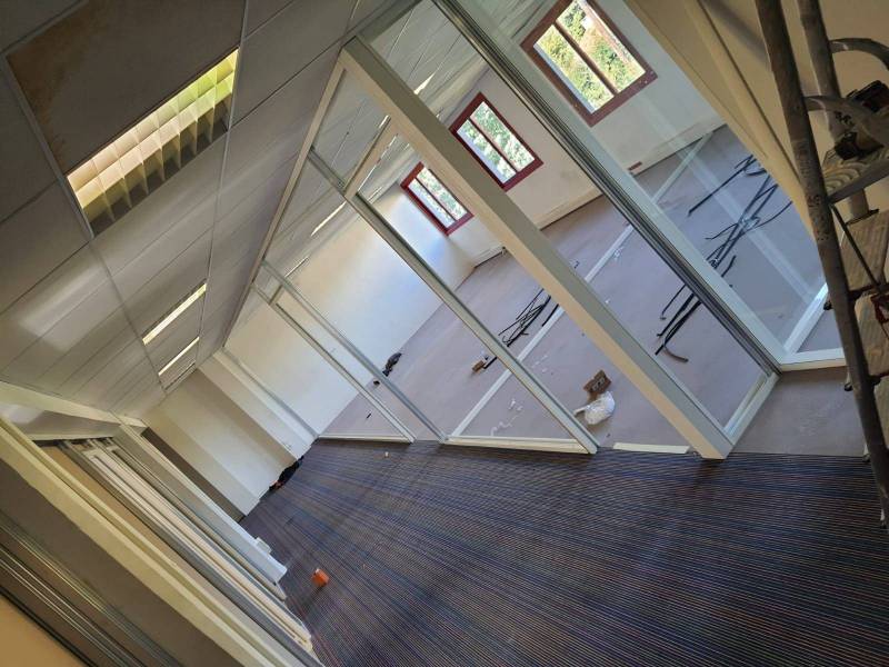 Rénovation pose de cloison amovible cloison semi-vitrée école et salle de cours à Marseille